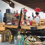 Ein sehr vielfältig belegter Tisch mit Figuren, Bollenhüten und allerlei Bastelei