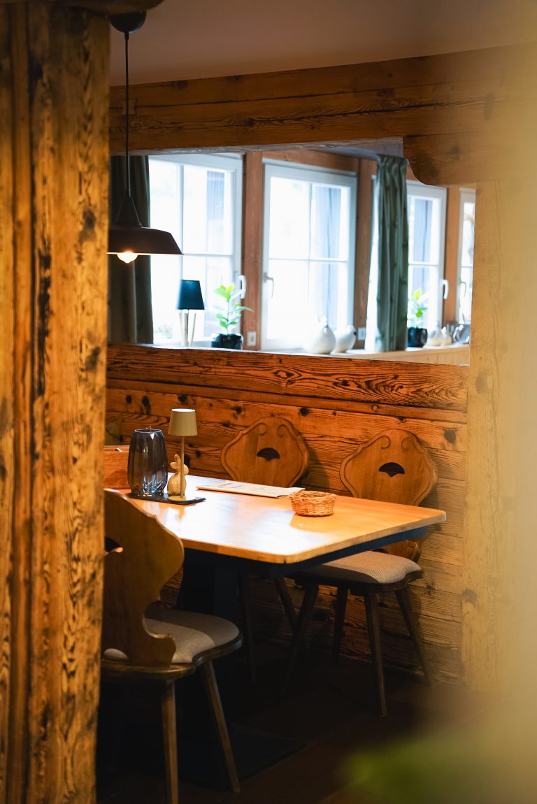 Ein Tisch eingerahmt in dunkles Holz links und rechts leichte unscharfe
